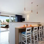 Anita Village פראמה